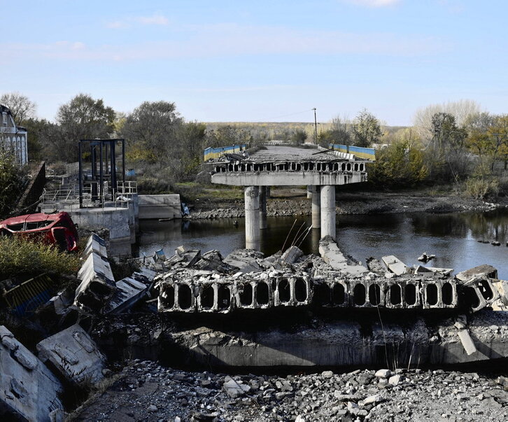 Un puente de Velyka Oleksándrivka destruido por explosiones controladas para obstaculizar el avance del enemigo.