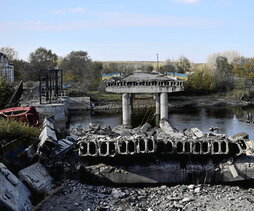 Un puente de Velyka Oleksándrivka destruido por explosiones controladas para obstaculizar el avance del enemigo.