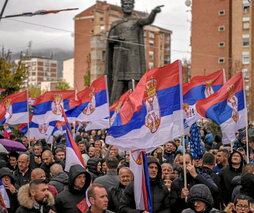 Manifestación de serbokosovares en Mitrovica.