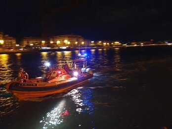 Una embarcación de la Cruz Roja busca el cuerpo en Portugalete.