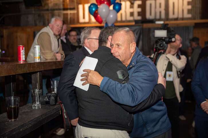 El candidato a senador republicano por New Hampshire Don Bolduc recibe el abrazo de un seguidor durante una fiesta para seguir el recuento en Manchester.