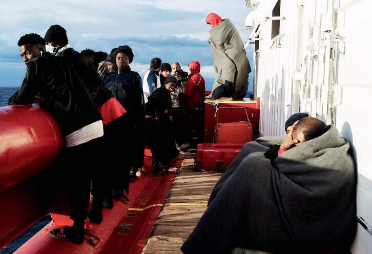 Migrantes rescatados a bordo del Ocean Viking.