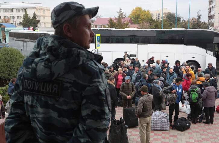 Refugiados evacuados de Jerson en los últimos días esperan en una estación en Crimea.