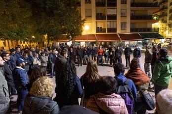 Asamblea popular celebrada junto al bar Ezpala tras el violento ataque de ultras del Barcelona. 