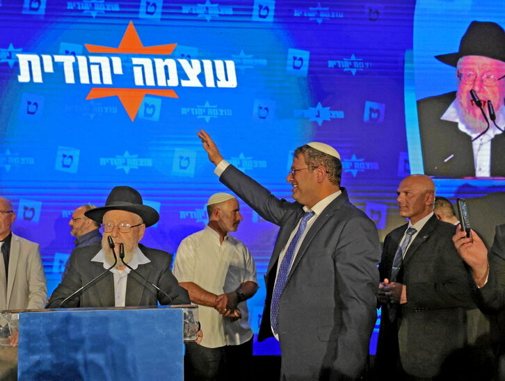 Itamar Ben Gvir, líder de Sionismo Religioso y Poder Judio, saluda a sus seguidores con el brazo derecho en alto.
