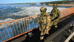 Soldados rusos en la presa Kajovka, sobre el Dniéper, donde han reforzado las defensas.