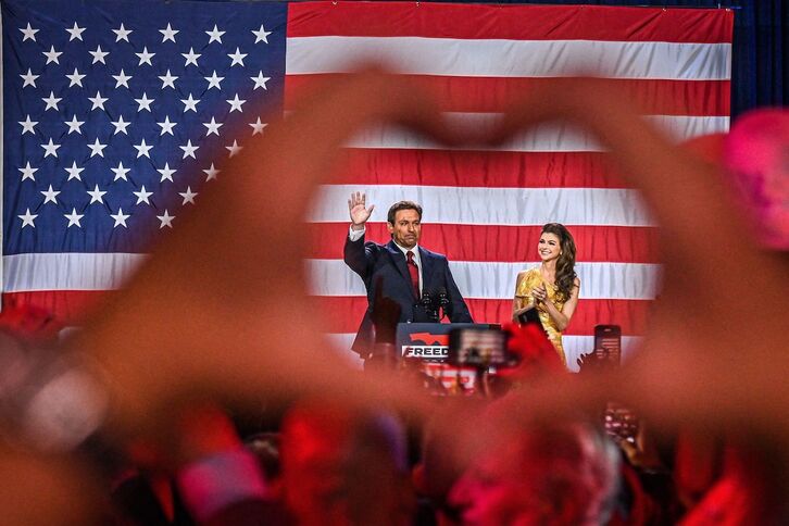 El republicano Ron DeSantis, junto a su esposa Casey DeSantis, se dirige a sus seguidores en la noche electoral en Tampa, Florida.   