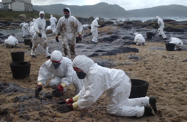 Voluntarios recogen chapapote en la costa gallega en aquellos días de 2002.