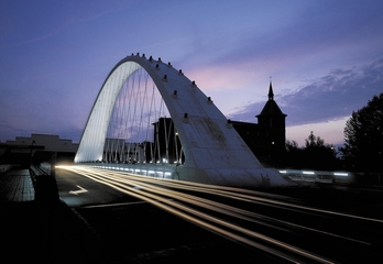 Imagen nocturna del puente de Oblatas.