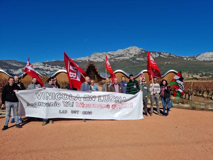 Una de las concentraciones de los trabajadores del sector vinícola alavés este viernes.