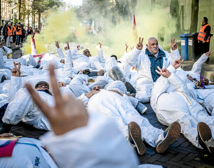 Movilización en La Haya (Países Bajos) para denunciar el uso de armas químicas contra los kurdos por parte de Turquía.