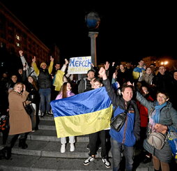 Ukrainar talde bat, Khersonen hartzea ospatzen, Kieven.