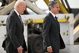 Joe Biden y Antony Blinken, a su llegada al aeropuerto de Phnom Penh, capital de Camboya, para la cumbre de la Asean.