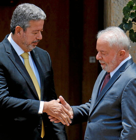 Lula saluda a Arthur Lira, presidente de la Cámara de Diputados.