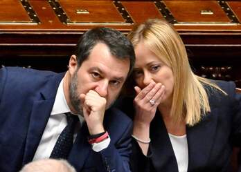 La primera ministra de Italia, Giorgia Meloni, habla con el viceprimer ministro y ministro de Infraestructura, Matteo Salvini, después de su primer discurso ante el Parlamento.