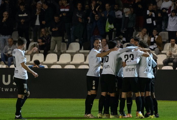 Jugadores del Real Unión celebran el primer gol de Nacho Sánchez.