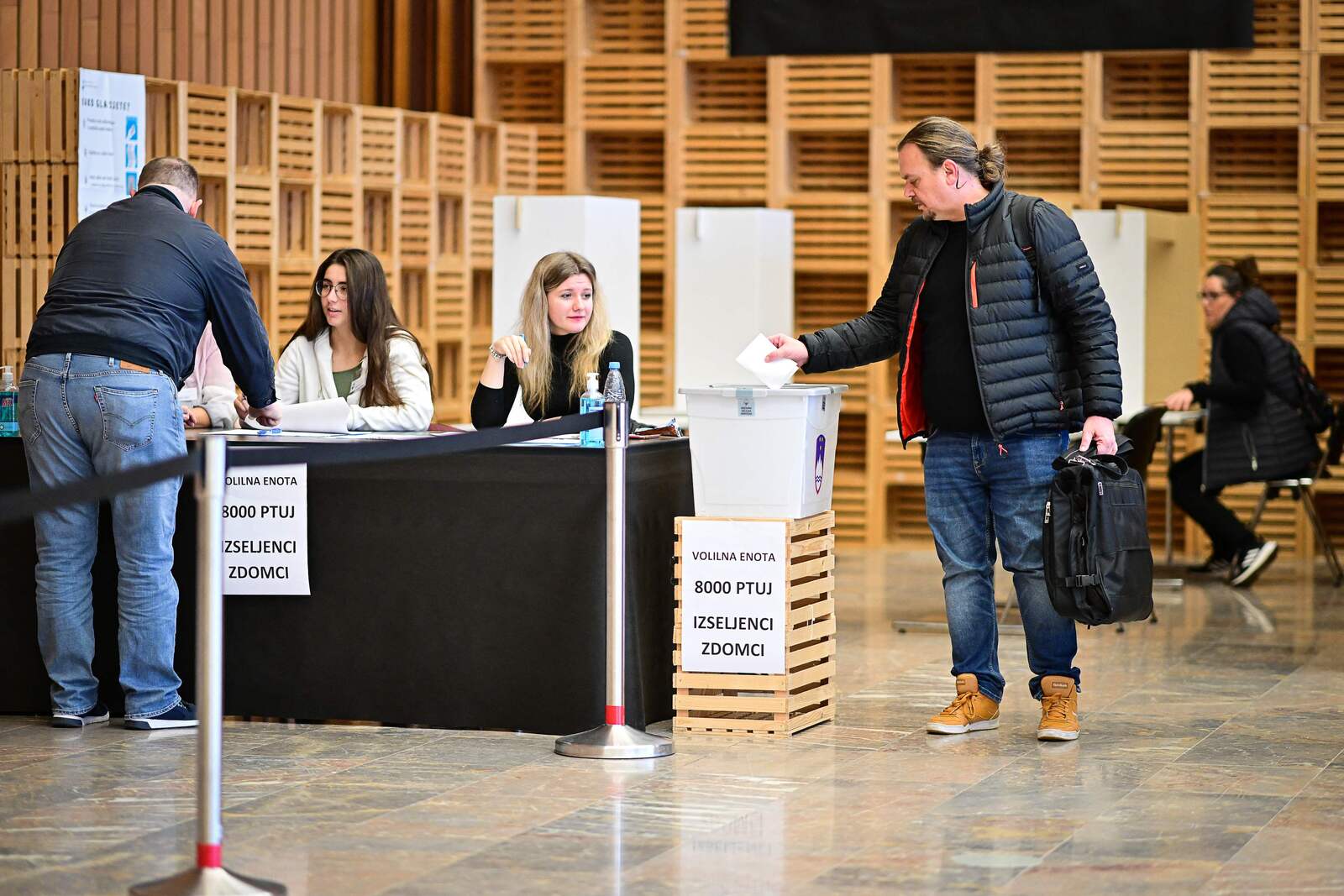 Un ciudadano vota en un colegio electoral de Ljubljana. (Jure MAKOVEC/AFP)