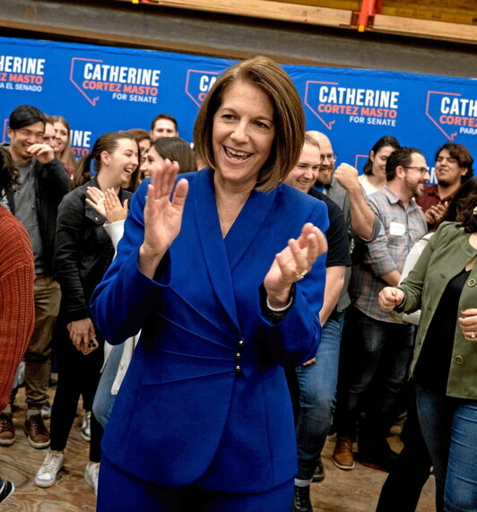 Catherine Cortez Masto aplaude tras conocer su victoria.