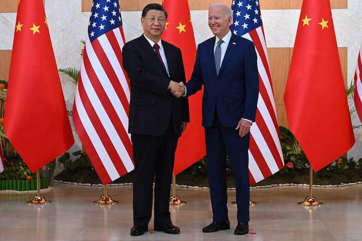 Apretón de manos entre los presidentes chino y estadounidense.