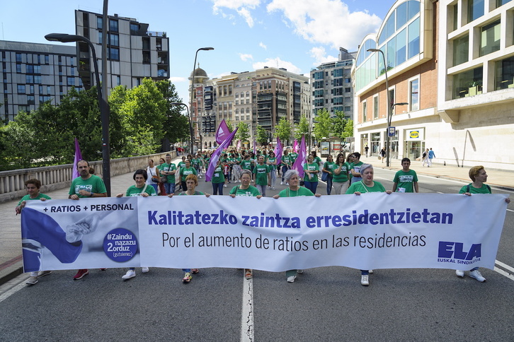 Manifestación de ELA el sexto día de huelga en las residencias de Bizkaia, en junio.