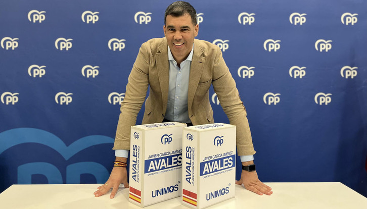 Javier García, con los avales que ha presentado en la sede del PP en Iruñea.