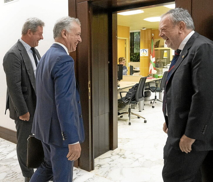 Zupiria, Urkullu y Azpiazu conversan y ríen en los pasillos del Parlamento.