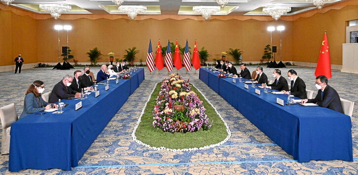 Joe Biden y Xi Jinping, en la reunión, acompañados de sus asesores