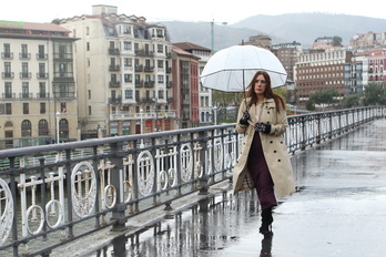 Dolores Redondo ha presentado en Bilbo, bajo la lluvia, su novela ‘Esperando el Diluvio’.