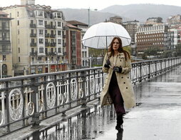 Dolores Redondo presentó en Bilbo, bajo la lluvia, «Esperando al diluvio».