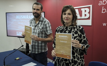Igor Arroyo junto a Edurne Larrañaga en la presentación del informe ‘Ikusmiran’.