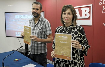 Igor Arroyo y Edurne Larrañaga presentaron ayer el informe Ikusmiran en Donostia.