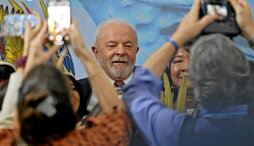 Lula da Silva posa al llegar al pabellón instalado por el consorcio Amazonía Legal.