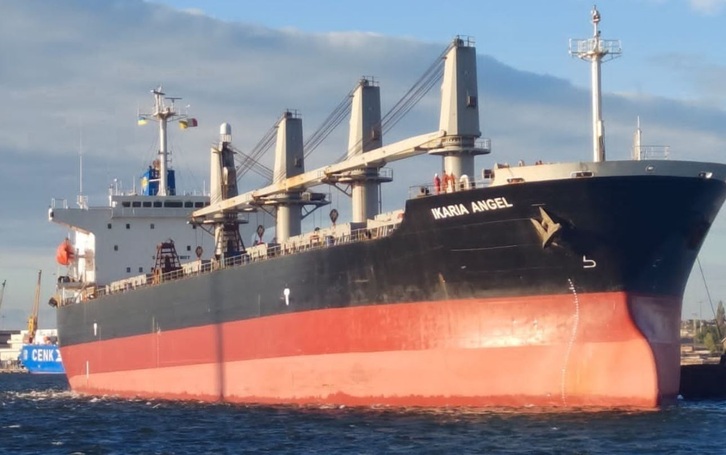 Barco de carga que transporta grano.