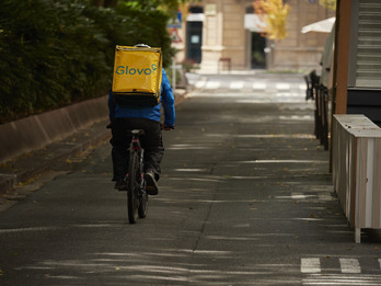 Rider de Glovo en un reparto en Iruñea.