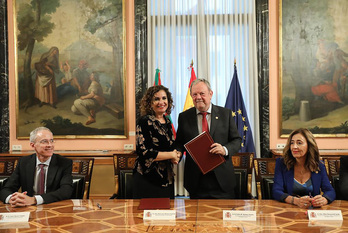 La ministra María Jesús Montero y el consejero Pedro Azpiazu, tras sellar el acuerdo.