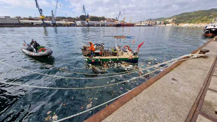 Estado de las aguas del puerto de Pasaia después del hundimiento del camión de basura.