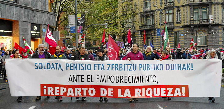 En la página de la izquierda. cabecera de la movilización de Bilbo a su paso por la plaza Moyua. Sobre estas líneas, pensionistas en la manifestación de Iruñea.