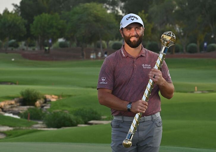 Jon Rahm, con el trofeo de ganador en Dubai.