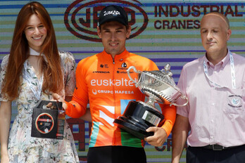 Julen Irizar, en el podio de Ordizia tras uno de sus días más especiales como ciclista.
