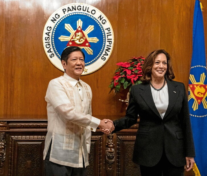 El presidente filipino, Ferdinand Marcos, y la vicepresidenta de EEUU, Kamala Harris.