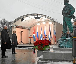Putin eta Diaz Canel, Castroren estatuaren aurrean.