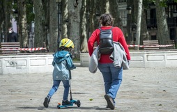 Haur bat eta heldu baten ondoan Bilboko Areatzan paseatzen, artxiboko irudian. 