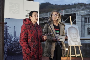 Jone Goirizelaia y Bea Ilardia ante la imágen de Pablo González Larrazabal.