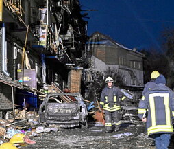 Bomberos en un bloque de viviendas alcanzado.