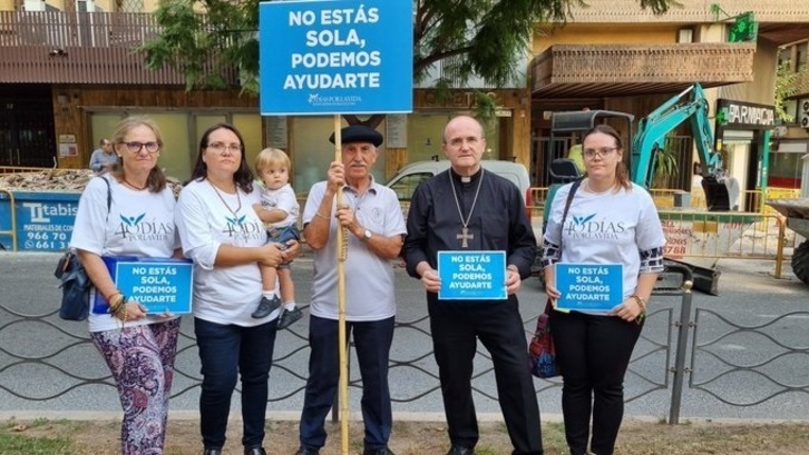 Munilla, frente a una clínica clamando contra el aborto, en una imagen que el obispo difundió en su cuenta de Twitter.