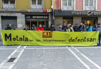 Metaleko hitzarmenaren alde 2013an Nafarroako Lan Epaitegiaren LABek egindako elkarretaratzea. Ordutik hona erakunde hau ez dela demokratizatu salatu dute.