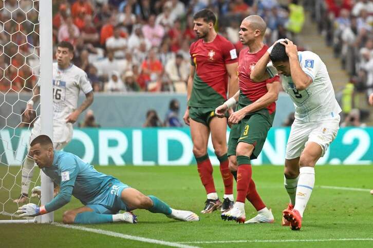 El uruguayo Luis Suárez se lamenta de una ocasión perdida ante Portugal.