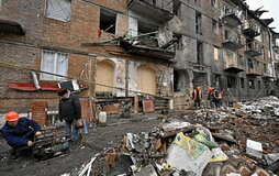 Trabajos de reconstrucción en las afueras de Kiev.