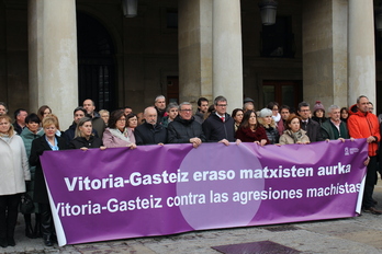 Concentración en Gasteiz en repulsa del ataque ocurrido el domingo, el mismo día que en Errenteria.