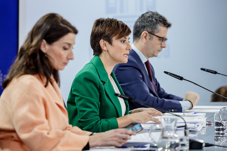 La ministra de Justicia, Pilar Llop, la ministra portavoz, Isabel Rodríguez y el ministro de la Presidencia, Félix Bolaños, durante la presentación del anteproyecto.